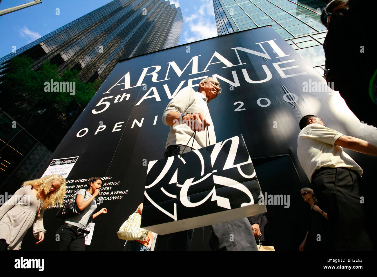 Käufer, die zu Fuß vom Armani Store auf der 5th Avenue Stockfoto