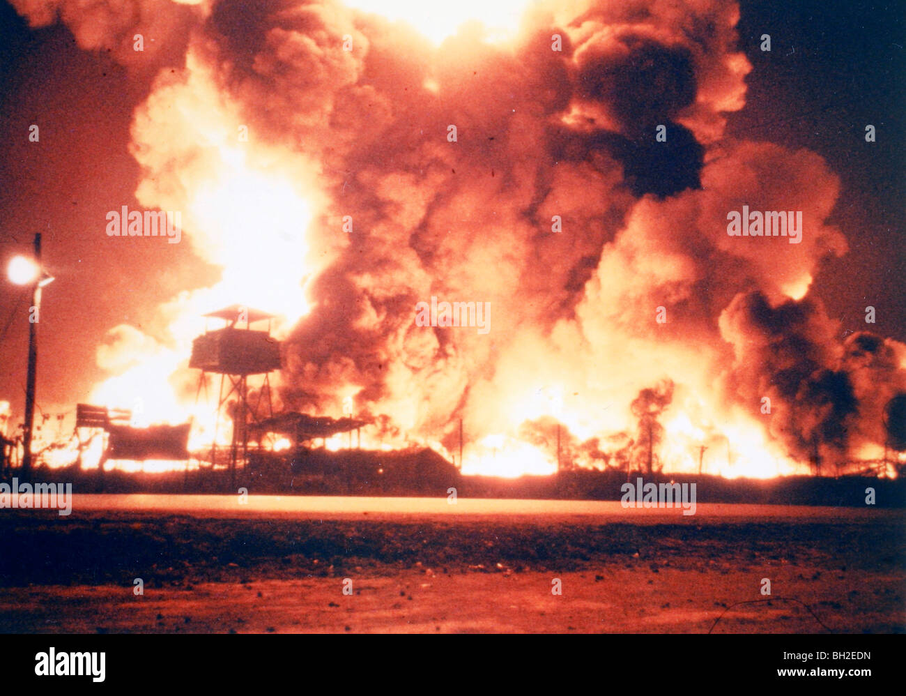 Qui Nhon, Vietnam: Kraftstoff speichert die 321st ARVN POL Depot Burn nach 12. August 1969 durch Viet Cong 82mm Mörserfeuer entzündet werden Stockfoto