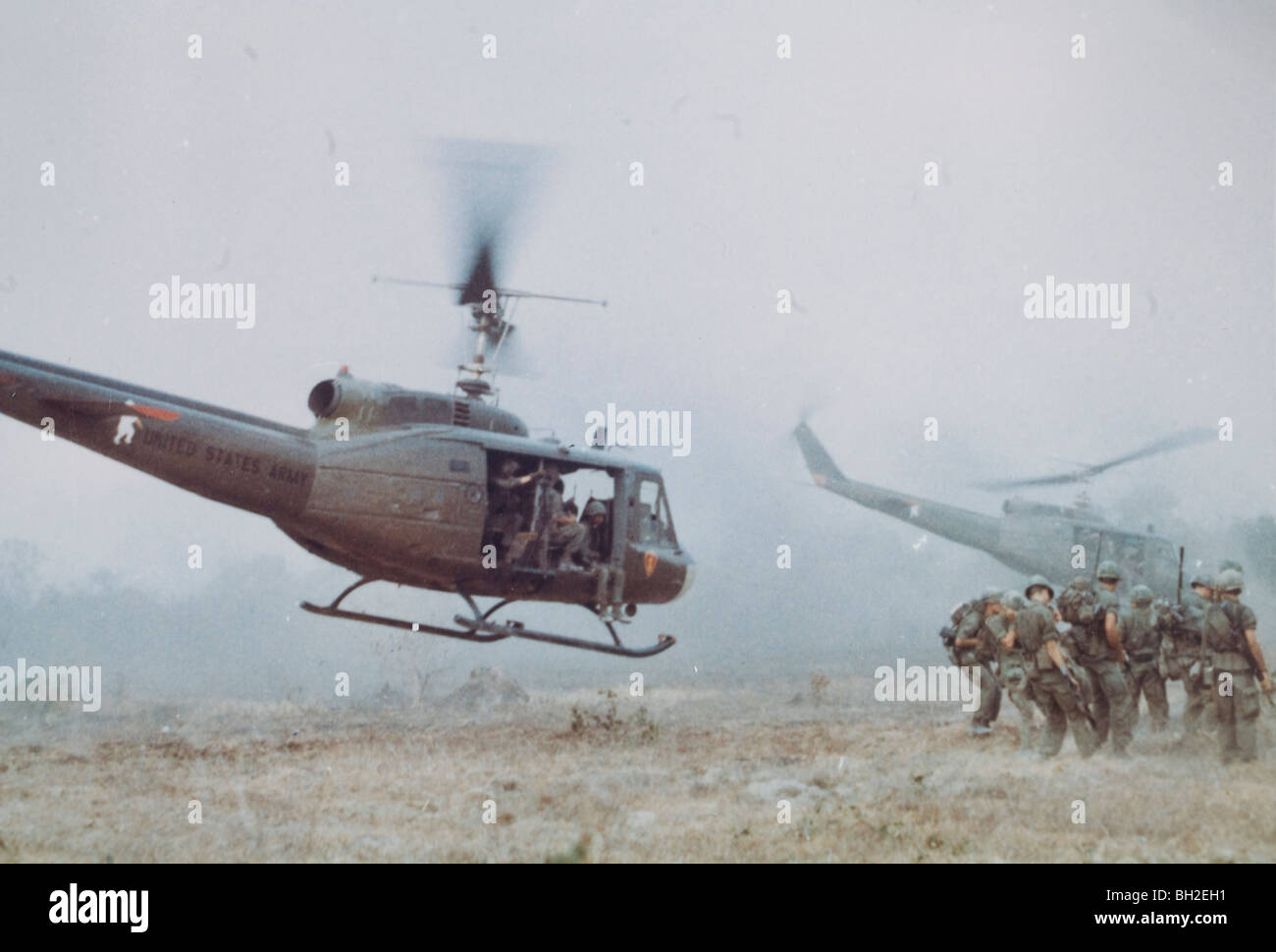 UH - 1D Hubschrauber des 25. Aviation Bataillons abholen verwundeten Infanteristen der 25. Infanterie-Division irgendwo in der Nähe von Cu Chi Stockfoto