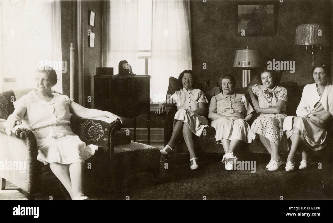 Fünf Frauen im Wohnzimmer in ungeraden Tableau Stockfoto