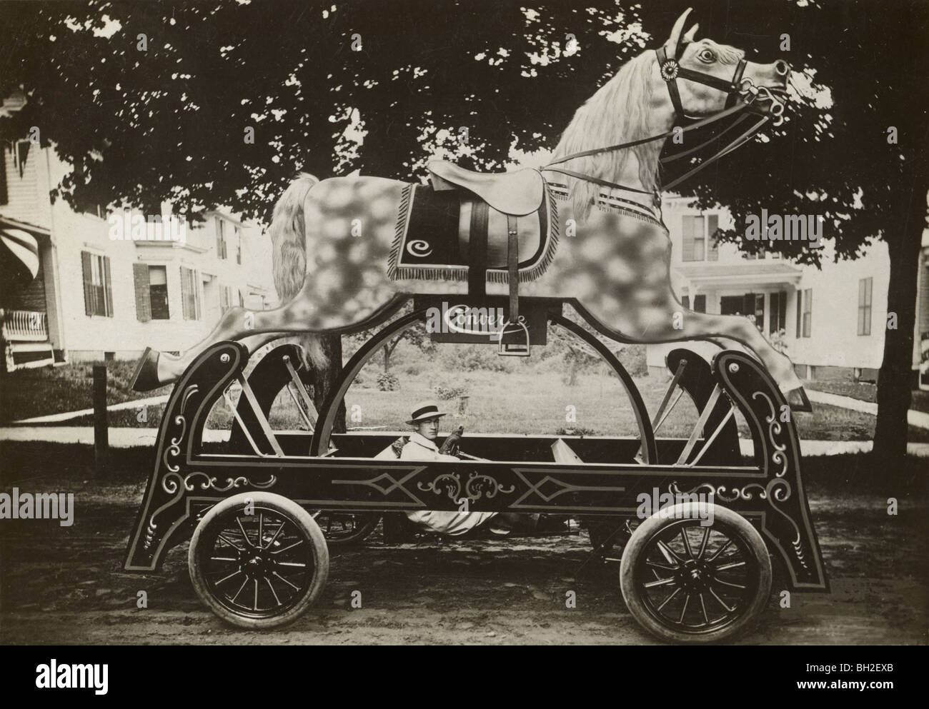 Fantastisches Riesen Pferd Karussell Parade Float Stockfoto