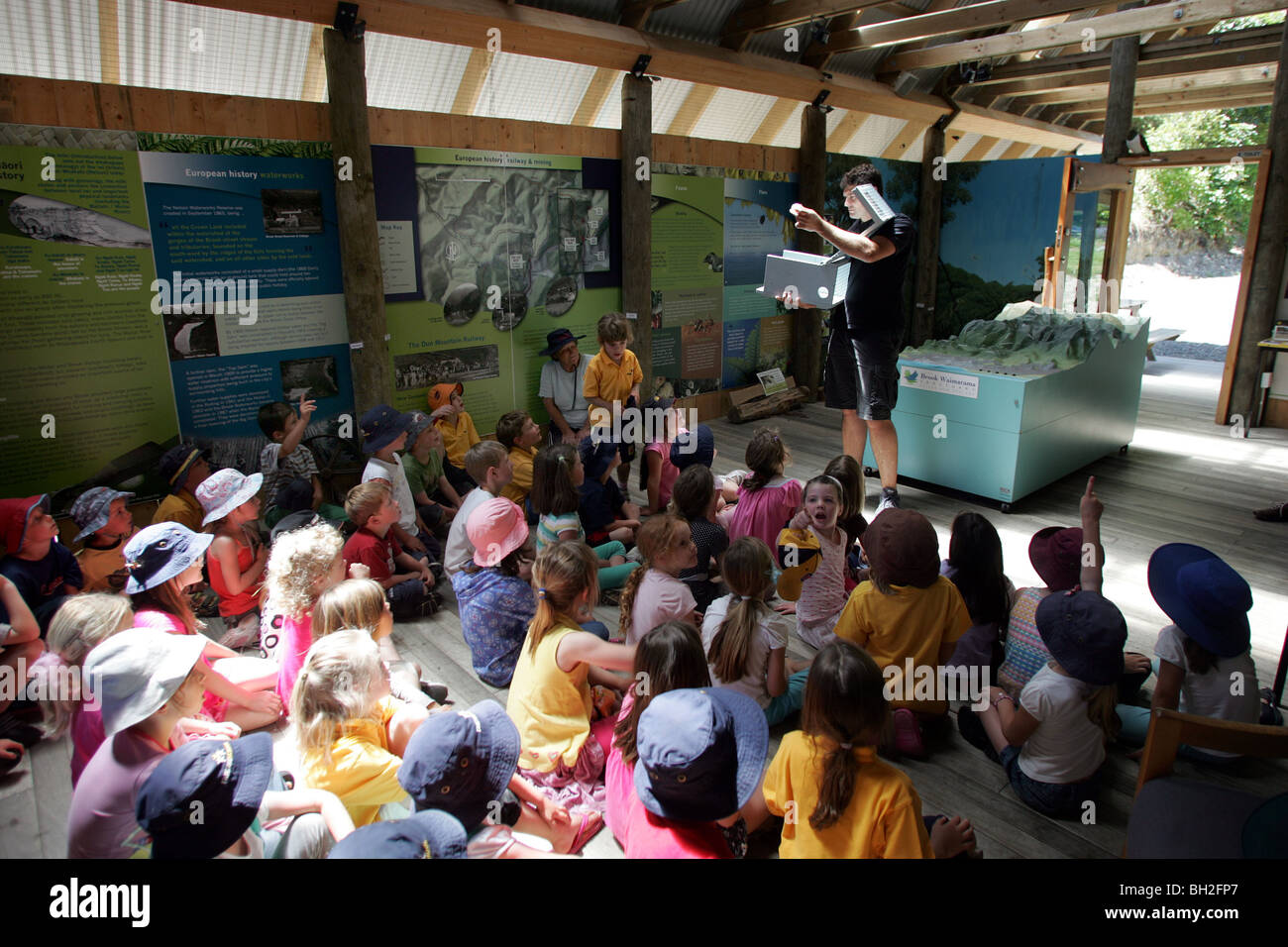 Projekt Manager Rick Field spricht mit einer Schulgruppe in The Brook Waimarama Sanctuary, Nelson, Neuseeland Stockfoto