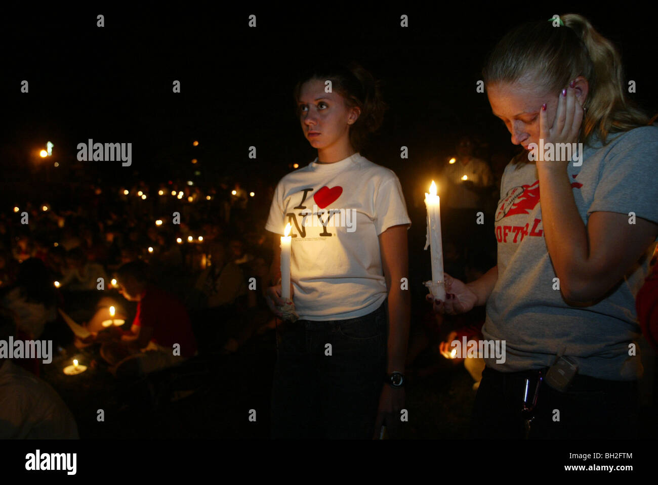 Zwei Frauen besuchen eine Candle-Light-Zeremonie auf dem ersten Jahrestages der 11 September Angriff auf Amerika 11. September 2002 Stockfoto