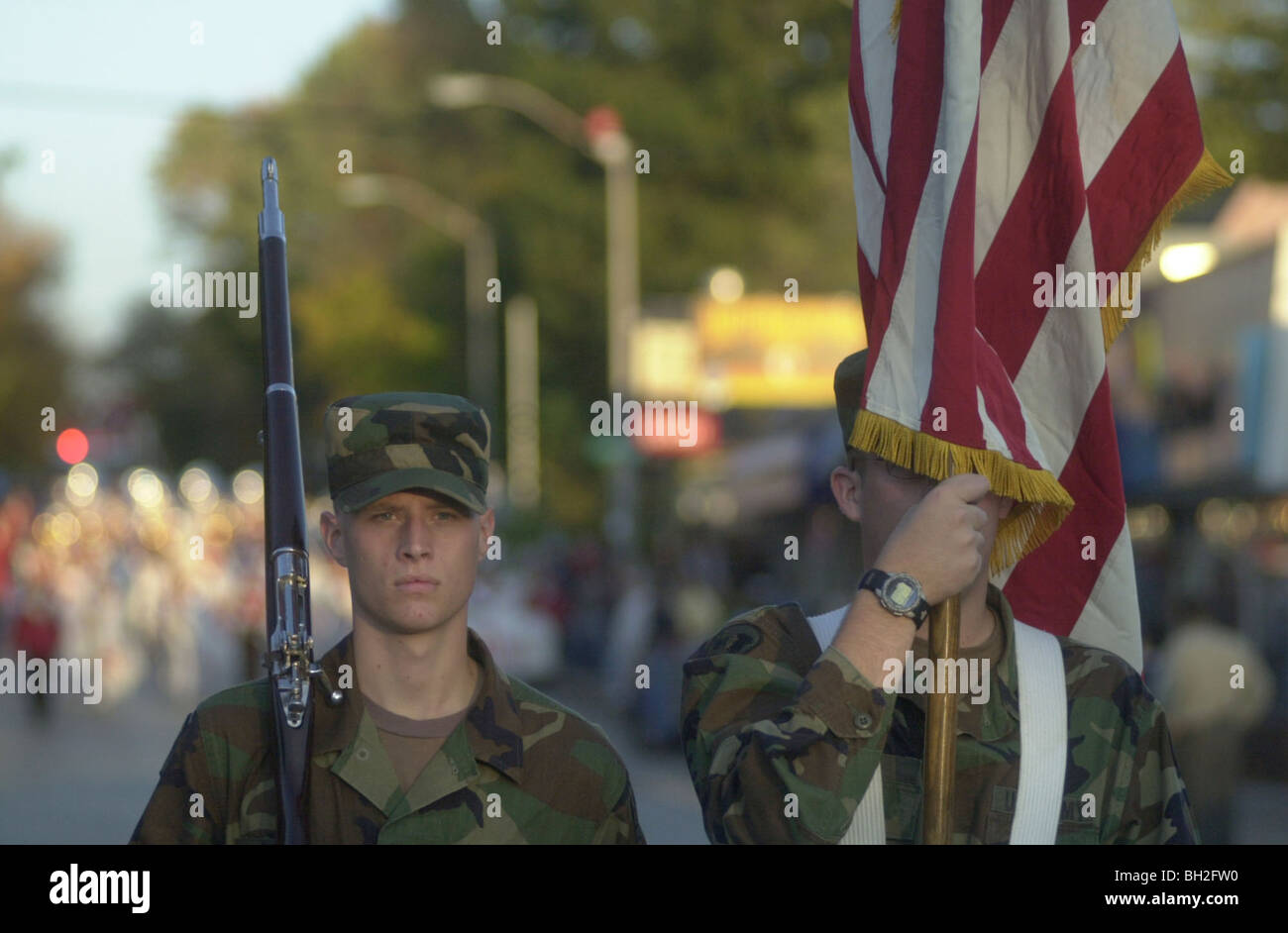 Mitglieder des ROTC März an der Spitze der Parade einen Monat nach dem Anschlag auf das WTC und das Pentagon Freitag, 12. Oktober 2001 Stockfoto