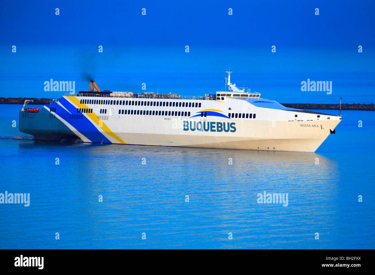 Buquebus Fähre Schiff Ankunft in Colonia del Sacramento Küste. Urugauy, Südamerika Stockfoto