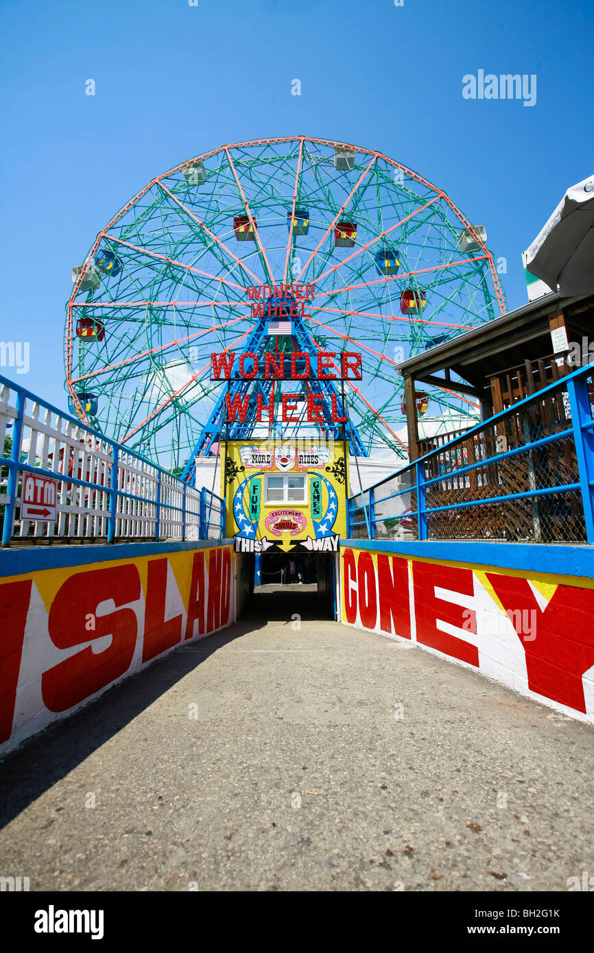 Das Wonder Wheel und Astroland Park gesehen vom Strand von Coney Island Stockfoto