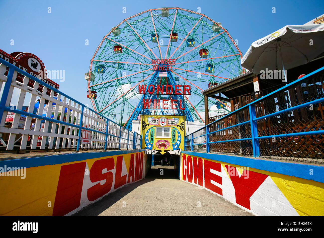 Das Wonder Wheel und Astroland Park gesehen vom Strand von Coney Island Stockfoto