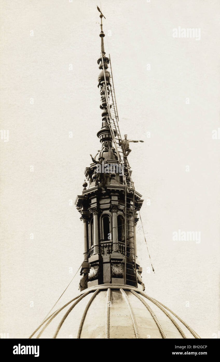 Zwei waghalsige Arbeitsbeleuchtung Spitze Kirchturm Stockfoto