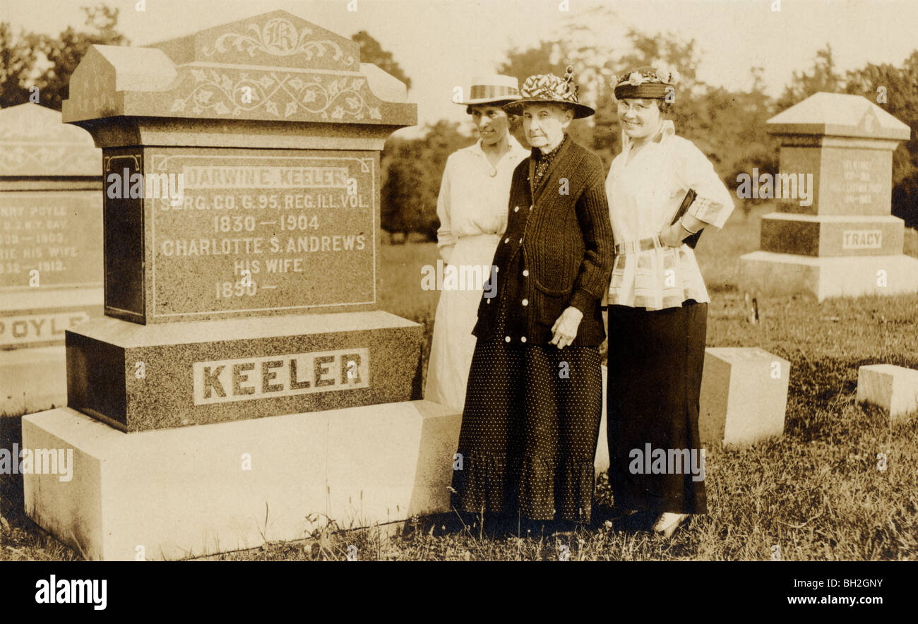 Alte Mutter & Töchter auf Friedhof von Familie Grabstein Stockfoto