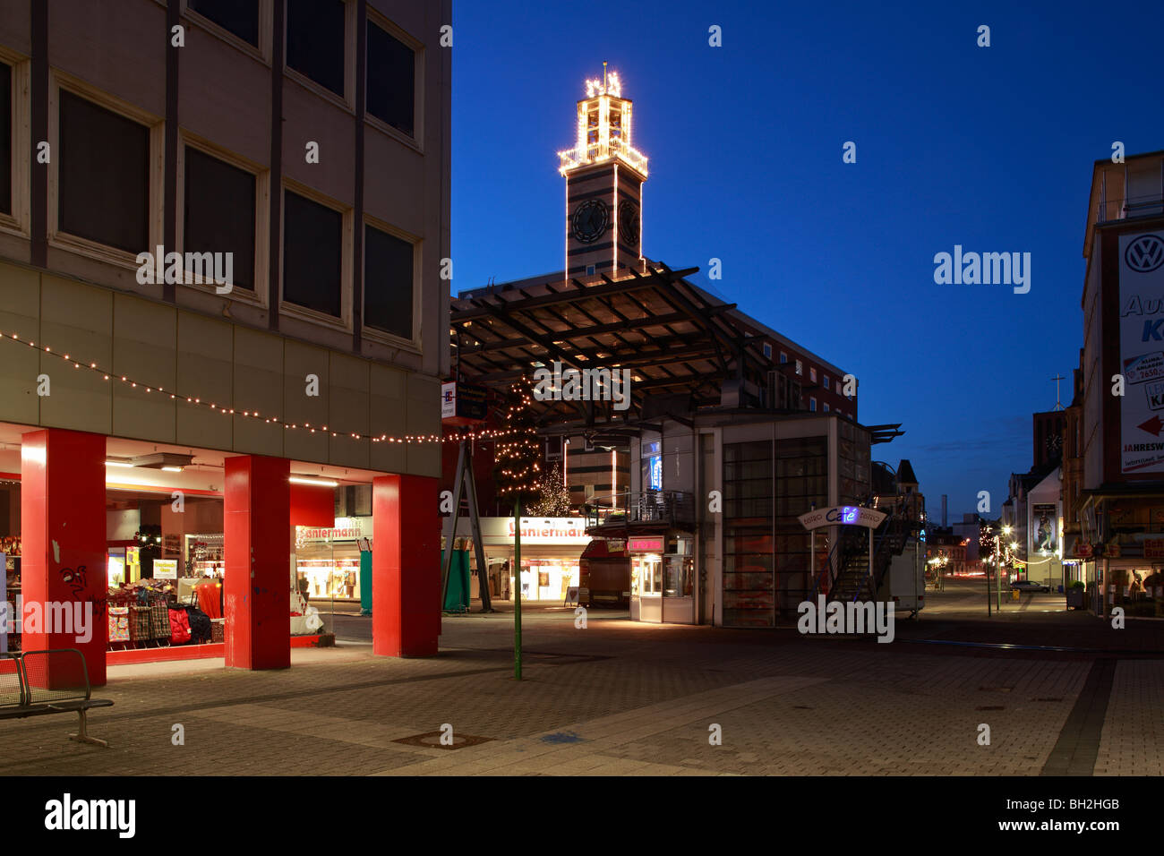 D-Oberhausen, Ruhrgebiet, Niederrhein, Nordrhein-Westfalen, D-Oberhausen-Sterkrade, Innenstadt, Steinbrink Straße, pedestrian Mall, shopping Street, Geschäfte, Glockenturm, Abend, Dämmerung, Weihnachtsbeleuchtung Stockfoto