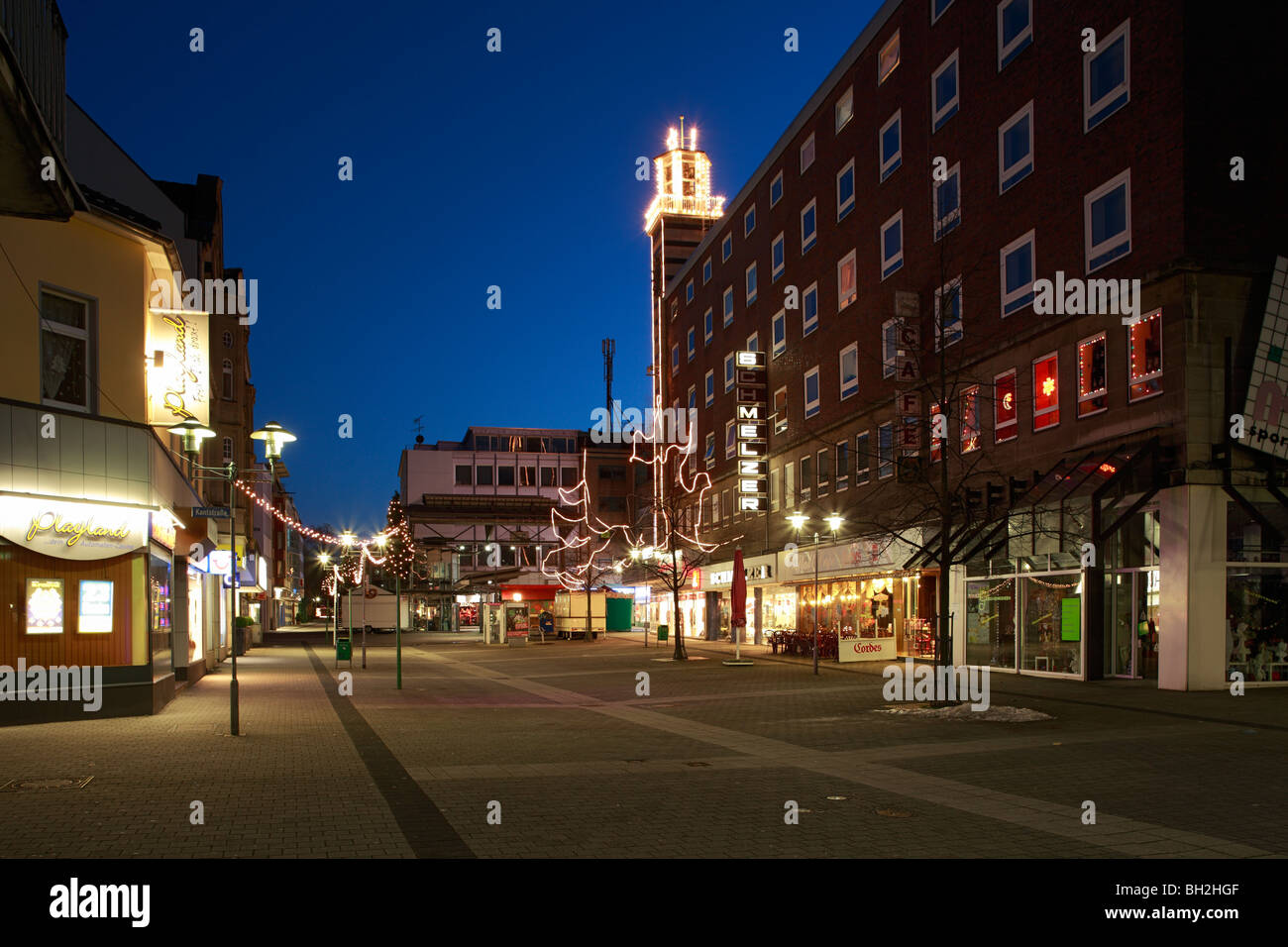 D-Oberhausen, Ruhrgebiet, Niederrhein, Nordrhein-Westfalen, D-Oberhausen-Sterkrade, Innenstadt, Steinbrink Straße, pedestrian Mall, shopping Street, Geschäfte, Glockenturm, Abend, Dämmerung, Weihnachtsbeleuchtung Stockfoto