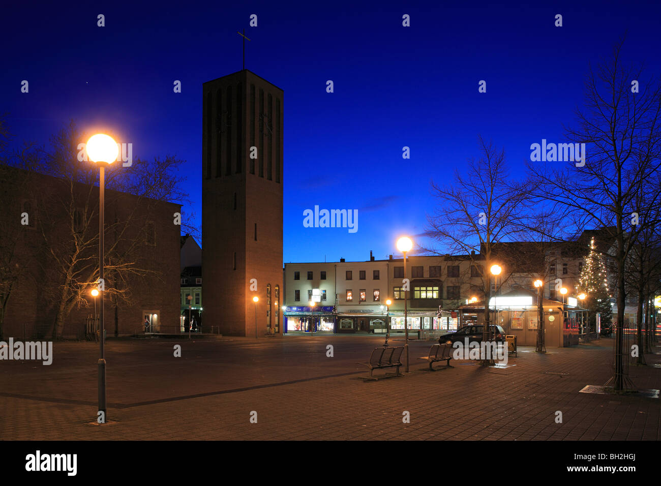 D-Oberhausen, Ruhrgebiet, Niederrhein, Nordrhein-Westfalen, D-Oberhausen-Sterkrade, Innenstadt, großen Marktplatz, Steinbrink Street, St. Clemens Kirche, Kirchturm, katholische Kirche, Fußgängerzone, shopping Street, Geschäfte, Abend, Twilight, Laterne Stockfoto