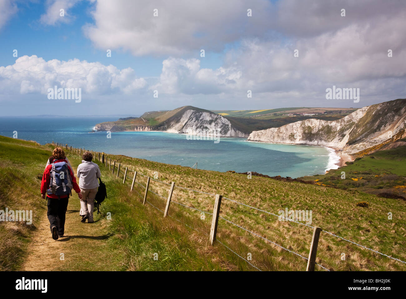 Wanderer zu Fuß auf South West Coast Path in Richtung Warbarrow Tout, Dorset. Stockfoto