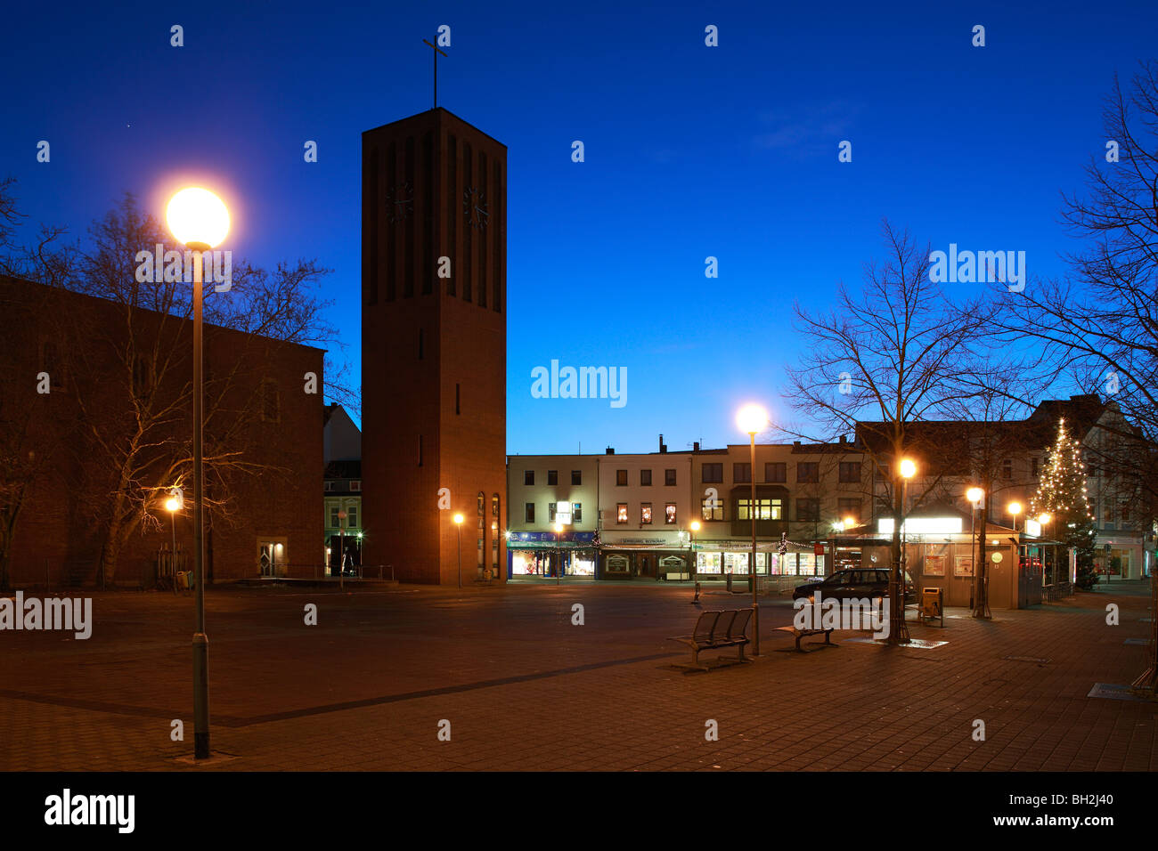 D-Oberhausen, Ruhrgebiet, Niederrhein, Nordrhein-Westfalen, D-Oberhausen-Sterkrade, Innenstadt, großen Marktplatz, Steinbrink Street, St. Clemens Kirche, Kirchturm, katholische Kirche, Fußgängerzone, shopping Street, Geschäfte, Abend, Twilight, Laterne Stockfoto