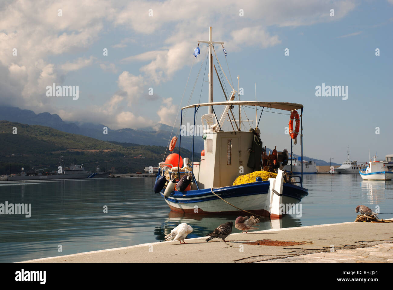 Angelboot/Fischerboot mit Tauben im Vordergrund angedockt Stockfoto