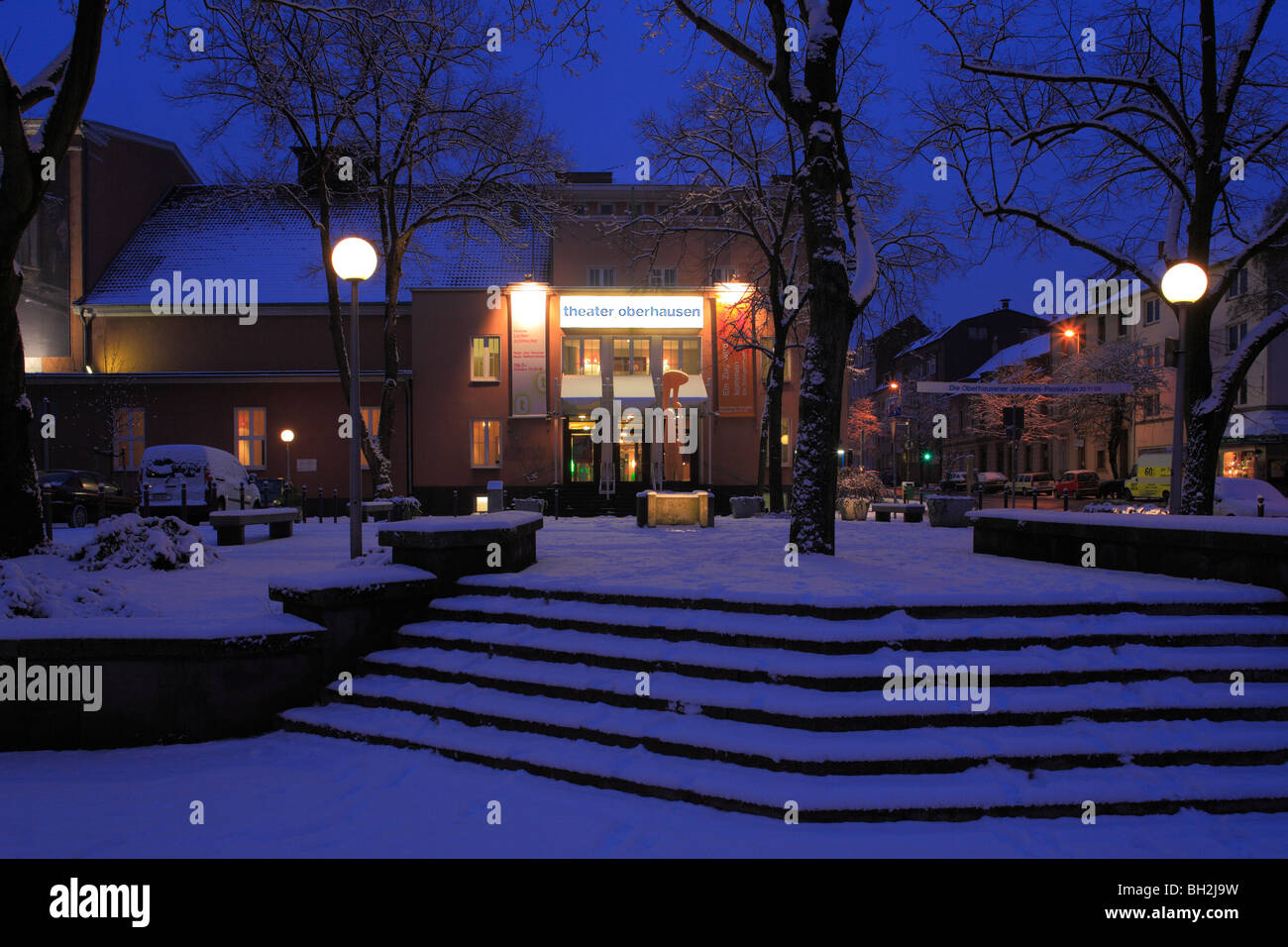 D-Oberhausen, Ruhrgebiet, Niederrhein, Nordrhein Westfalen, Stadttheater Oberhausen, Abend, Twilight, Beleuchtung, Winter, Schnee Stockfoto
