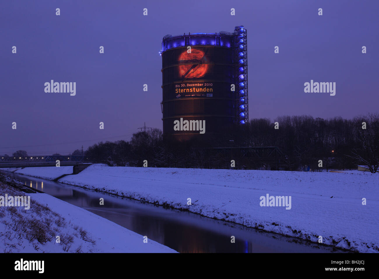 D-Oberhausen, Ruhrgebiet, Niederrhein, Nordrhein Westfalen, Messe Halle Gasometer während der Veranstaltung siderische Stunden, Flusslandschaft Emscher, Kanal, IBA Emscher Projektregion, Abend, Twilight, Beleuchtung, Winter, Schnee Stockfoto