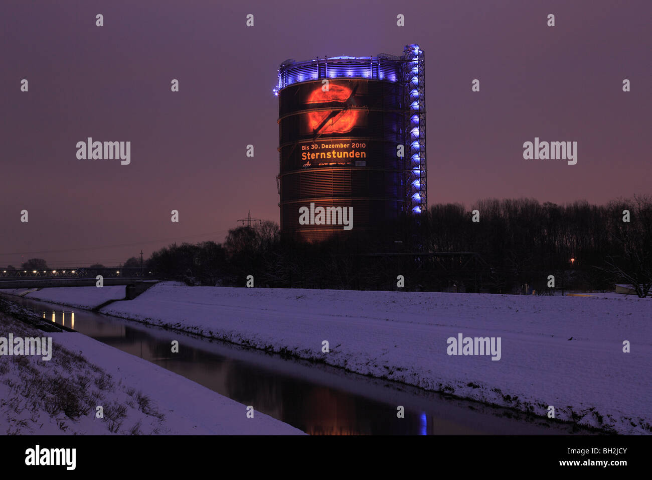 D-Oberhausen, Ruhrgebiet, Niederrhein, Nordrhein Westfalen, Messe Halle Gasometer während der Veranstaltung siderische Stunden, Flusslandschaft Emscher, Kanal, IBA Emscher Projektregion, Abend, Twilight, Beleuchtung, Winter, Schnee Stockfoto