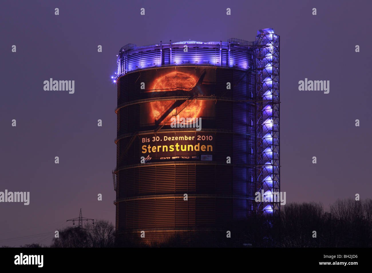 D-Oberhausen, Ruhrgebiet, Niederrhein, Nordrhein Westfalen, Messe Halle Gasometer während des Aktionszeitraums siderische, IBA Emscher Projektregion, Abend, Twilight, Beleuchtung Stockfoto