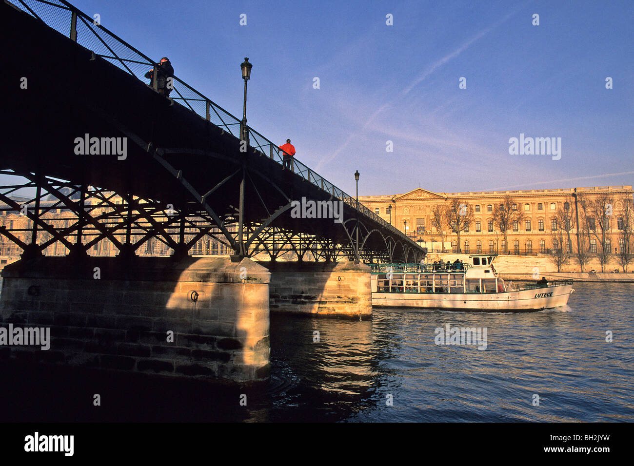 PONT DES ARTS UND DEM LOUVRE, PARIS 6. ARRONDISSEMENT, PARIS (75), FRANKREICH Stockfoto