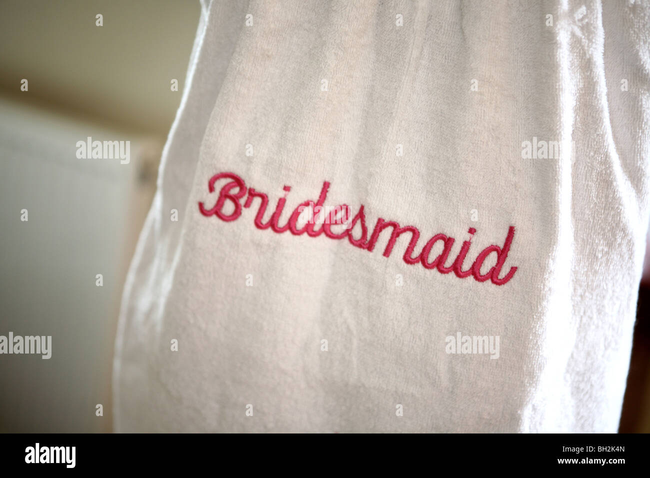 Handtuch mit dem Wort "Brautjungfer" bestickt hinein Stockfoto
