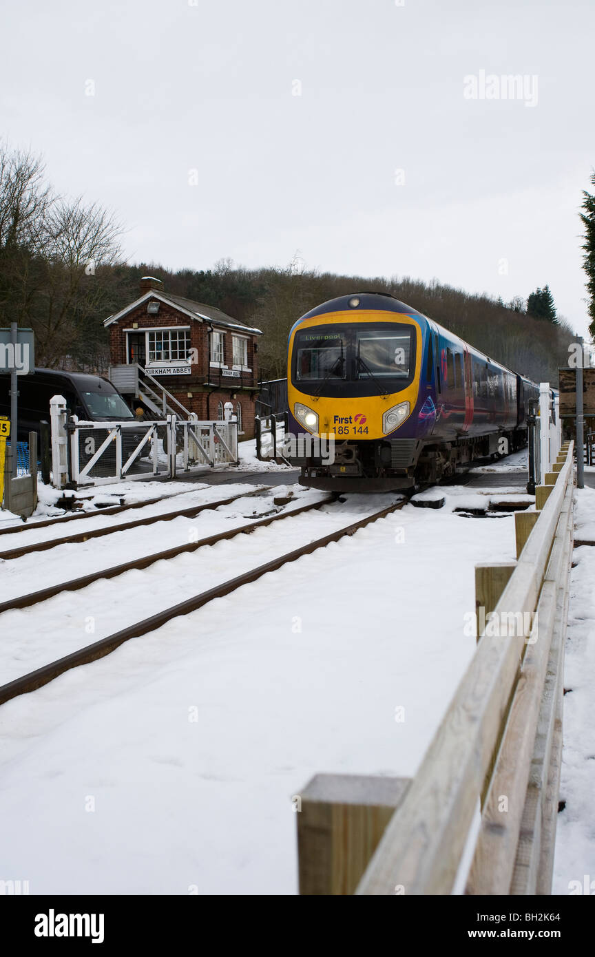 Zug in Richtung über Straßenkreuzung Kirkham Abtei Yorkshire Stockfoto