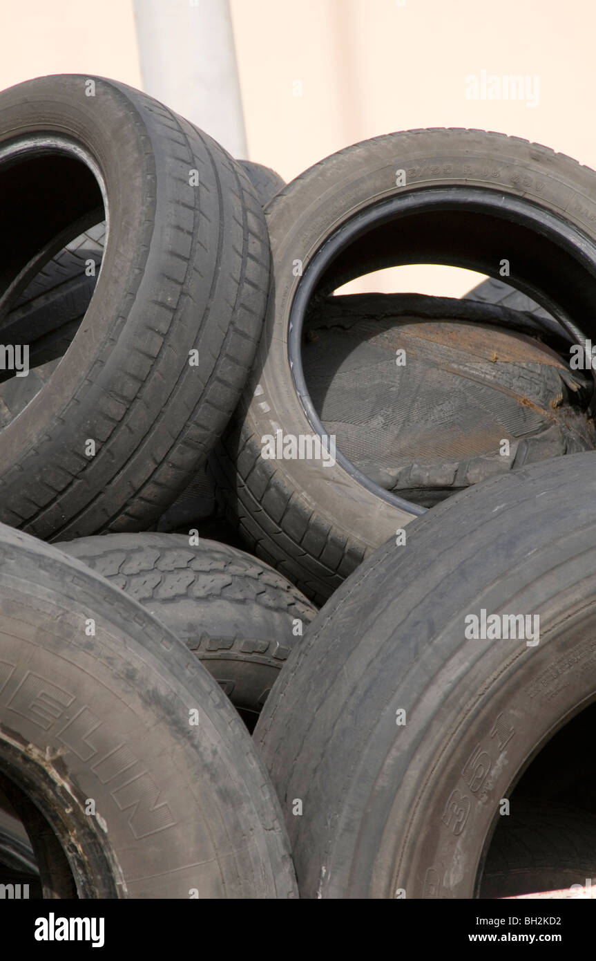 alten Autoreifen Reifen Autos Müll Reifenprofil abgenutzt Reifen aus Kautschuk Entsorgung Müll Abfall recycelt Umweltabgabe recycli Stockfoto