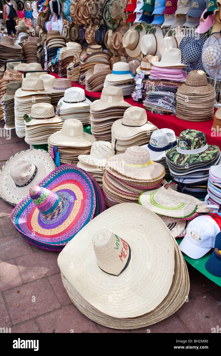Souvenir Stall zu verkaufen Trachtenhüte am Eingang des archäologischen Stätte Chichen Itza Yucatan Mexiko. Stockfoto
