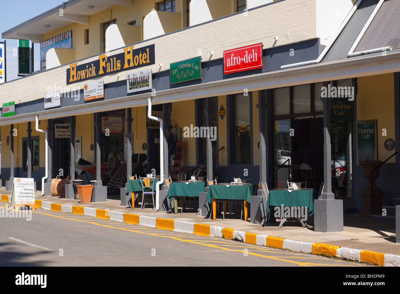 Straßenseite Geschäfte und Hotel vor dem Morgen Rush. Howick, Kwazulu Natal, Südafrika. Stockfoto