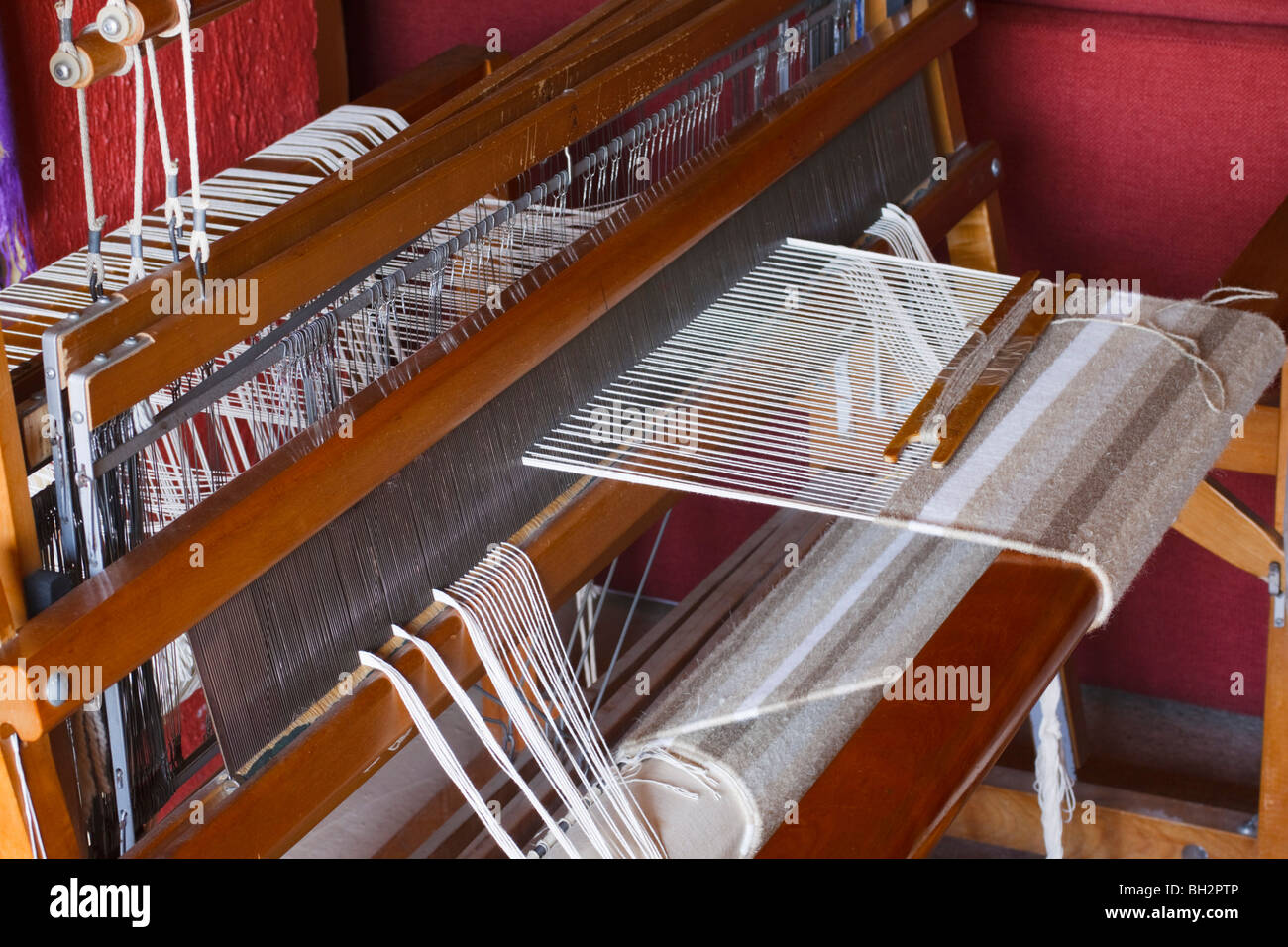 Aus Wolle Teppich wird von Hand auf einem hölzernen Webstuhl gewebt. KwaZulu Natal, Südafrika. Stockfoto