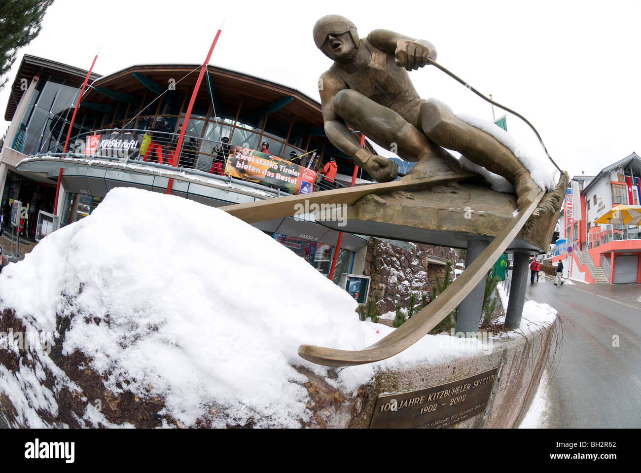 österreichischer Skirennläufer und Skulptur außerhalb Hahnenkamm Aufzug, Kitzbühel, Österreich Stockfoto