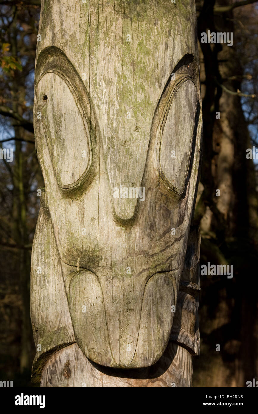 Eine geschnitzte Totem an einem Mast, gekrönt mit einem Adler in Bushey Park. Stockfoto