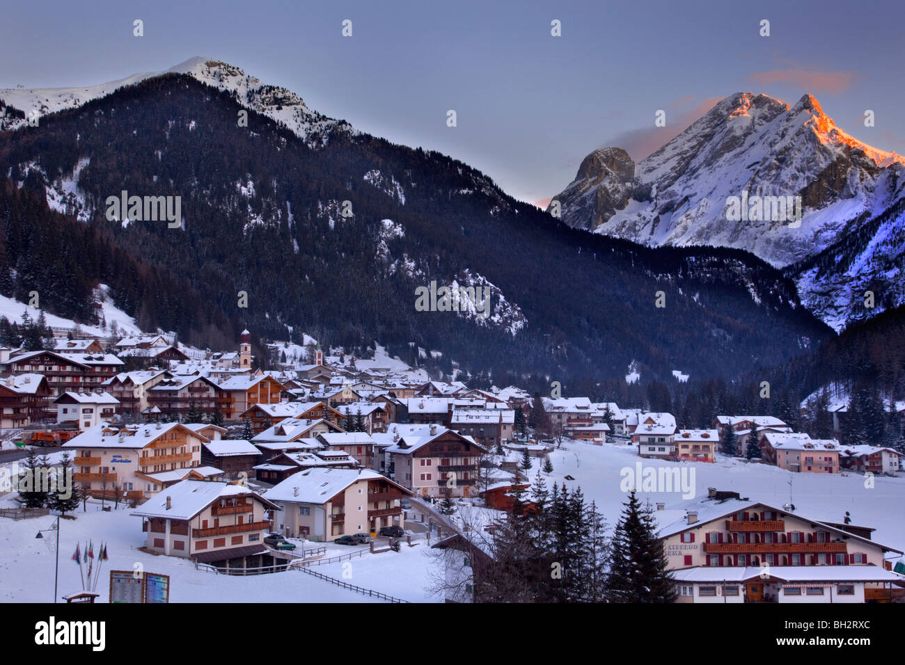 Dorf von Canazei im Winterschnee, Val Di Fassa, Dolomiten, Italien, Europa Stockfoto