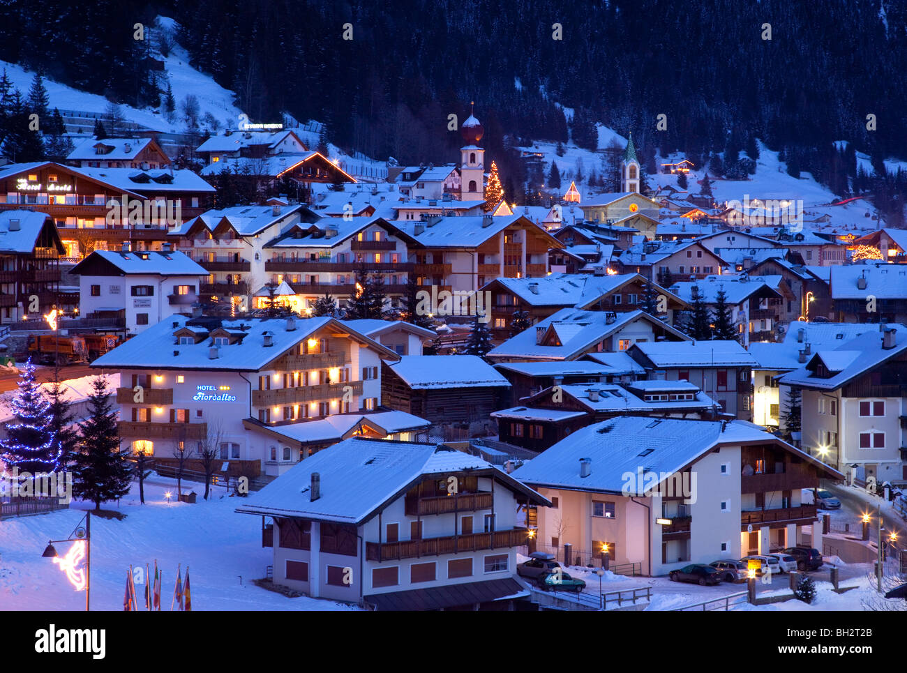 Dorf von Canazei im Winterschnee, Val Di Fassa, Dolomiten, Italien, Europa Stockfoto