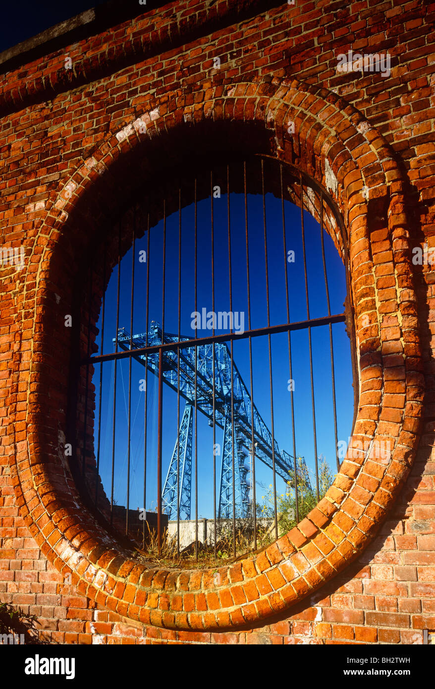 Tagsüber Blick auf die Schwebefähre über den Fluss tragen in Middlesbrough, Tees Valley Stockfoto