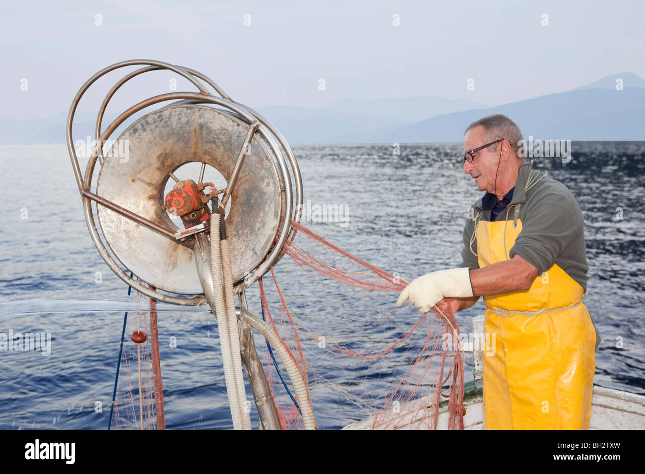 Fischer am Boot, Schleppnetzfischerei Stockfoto