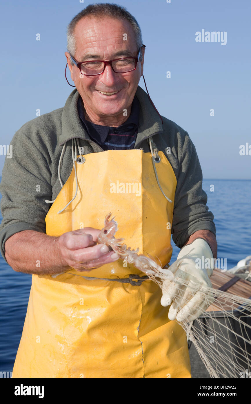 Fischer am Boot, Schleppnetzfischerei, Lächeln Stockfoto