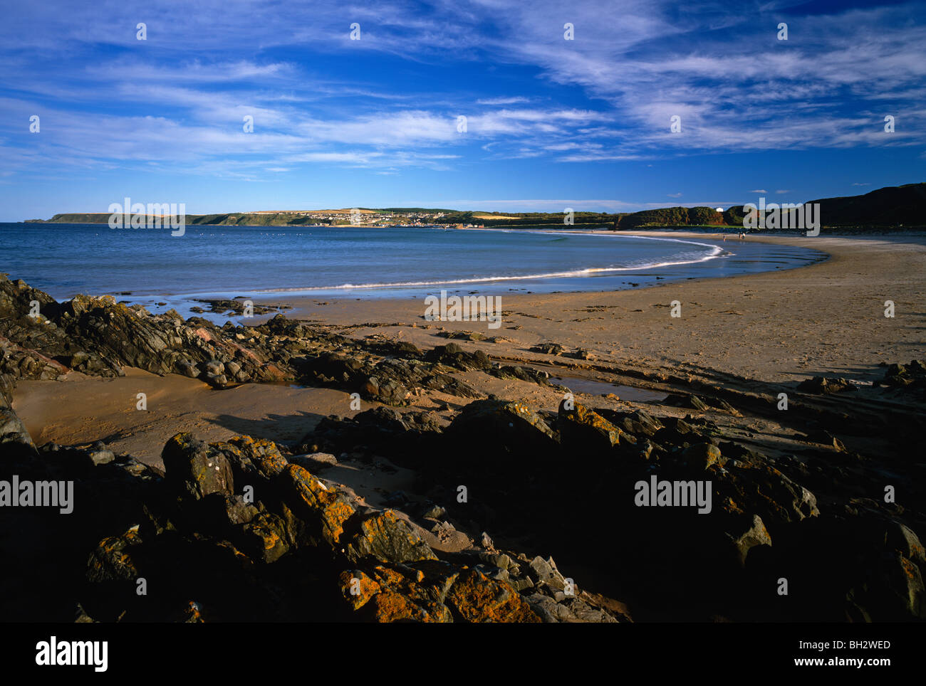 Ein Blick auf Cullen Strand und Bucht auf den Moray Firth im Nordosten Schottlands Stockfoto