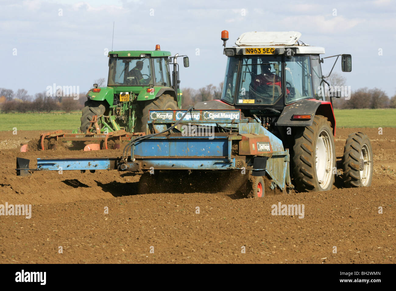 Traktoren-Stein Trennung bereit zum Anpflanzen von Kartoffeln Stockfoto