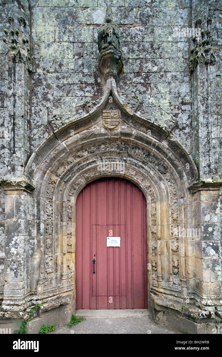 Eingangstür der Trinity Chapel, Stadt Plumergat, Departement Morbihan, Bretagne, Frankreich Stockfoto