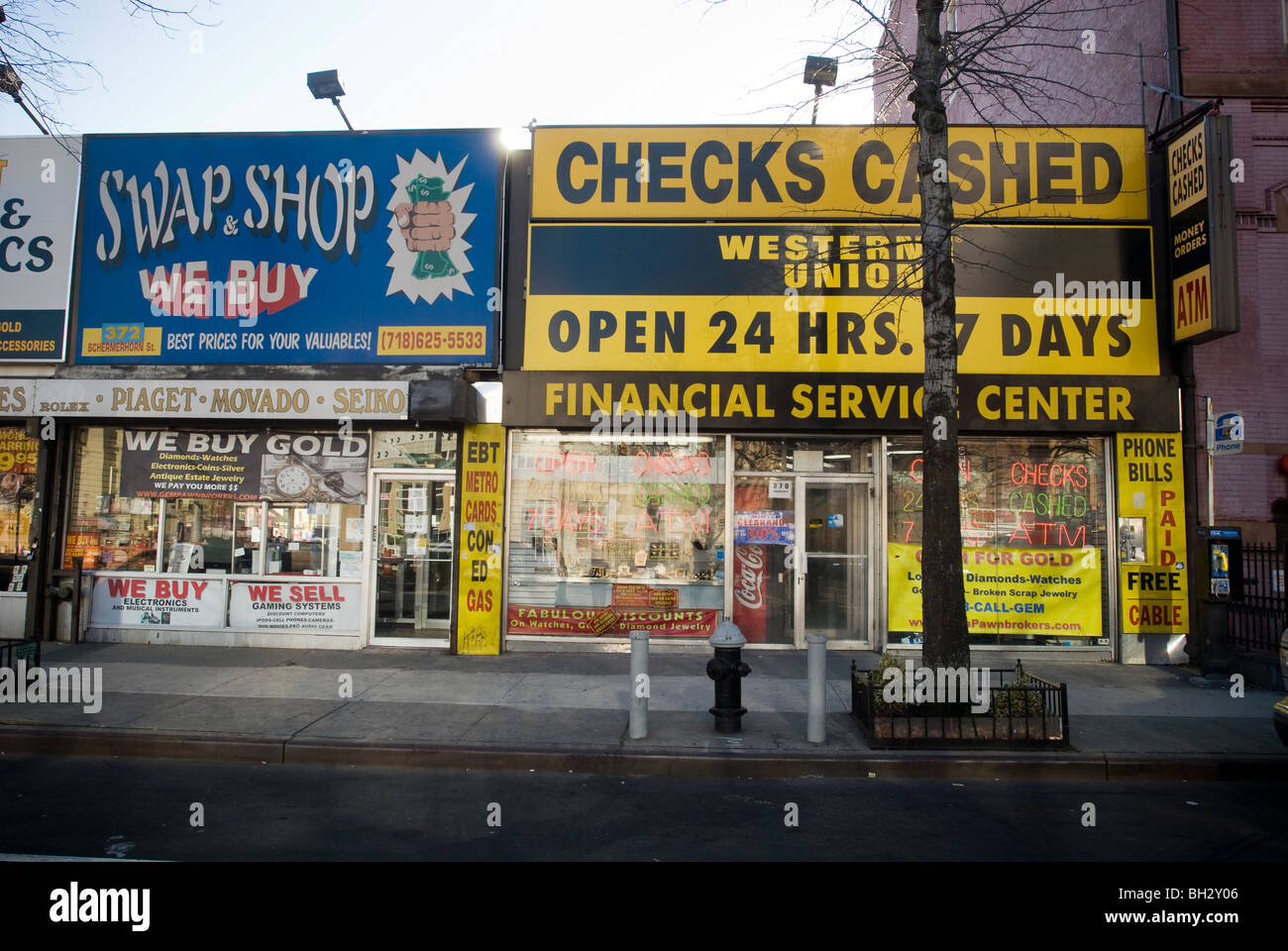 Ein Scheckeinlösung Geschäfts- und einem Second Hand laden entlang der Flatbush Avenue in Brooklyn in New York Stockfoto