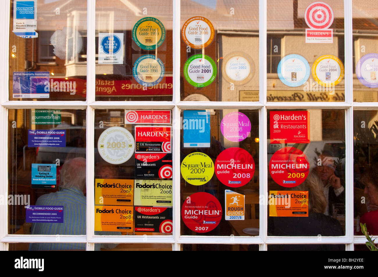 Aufkleber in einem Uk-Restaurant-Fenster, die in verschiedenen Handbüchern ausgezeichnet wurden Stockfoto