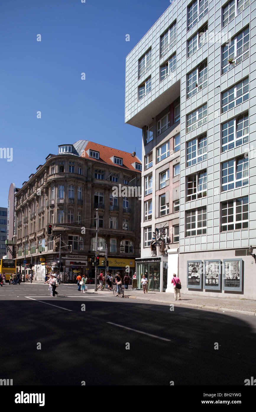 Haus am Checkpoint-Charlie-Museum (rechts) Kochstraße, Berlin, Deutschland Stockfoto