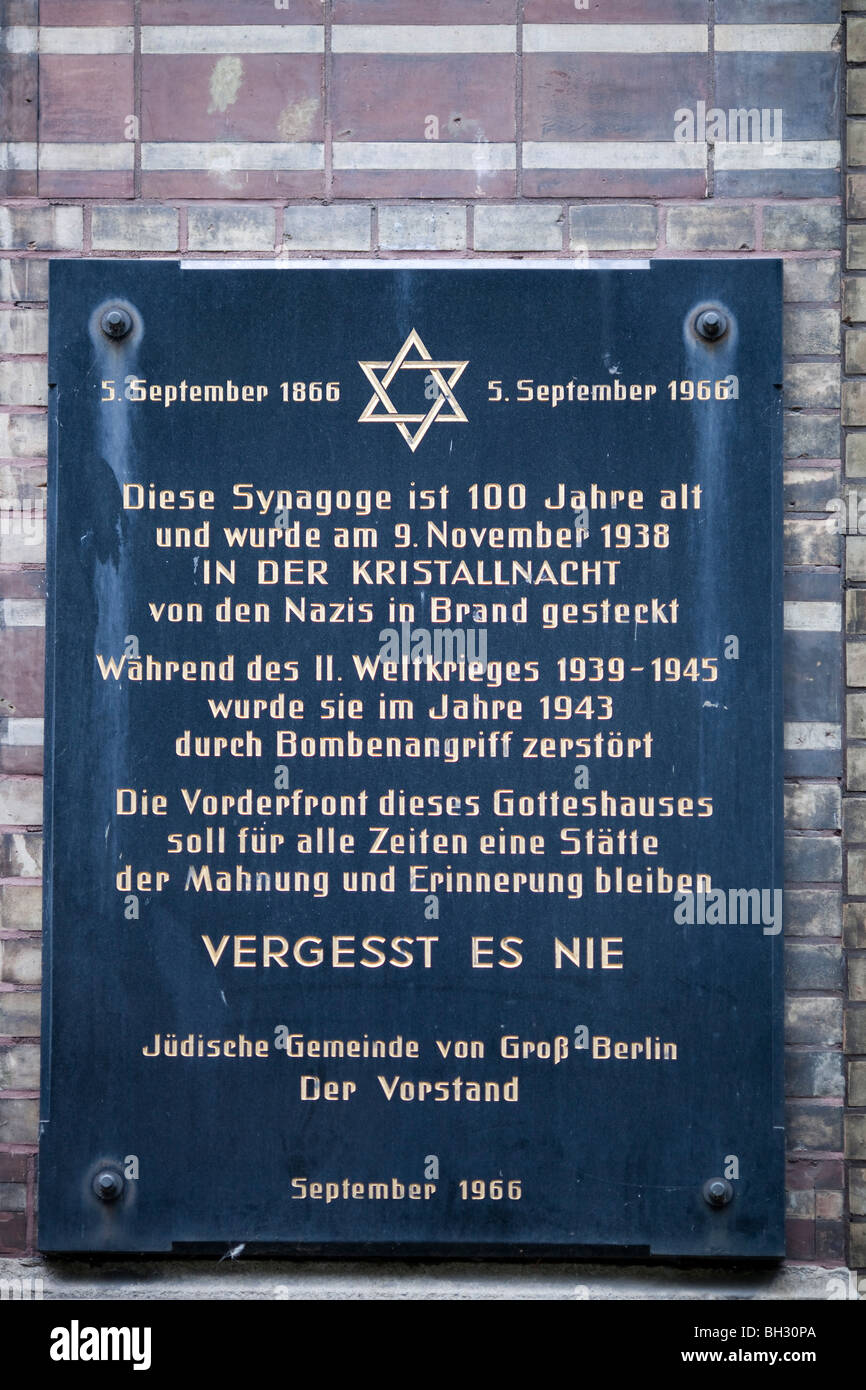 Gedenktafel erinnert die Stiftung neue Synagoge und einige historischen Fakten wie die Kristallnacht, Berlin, Deutschland Stockfoto