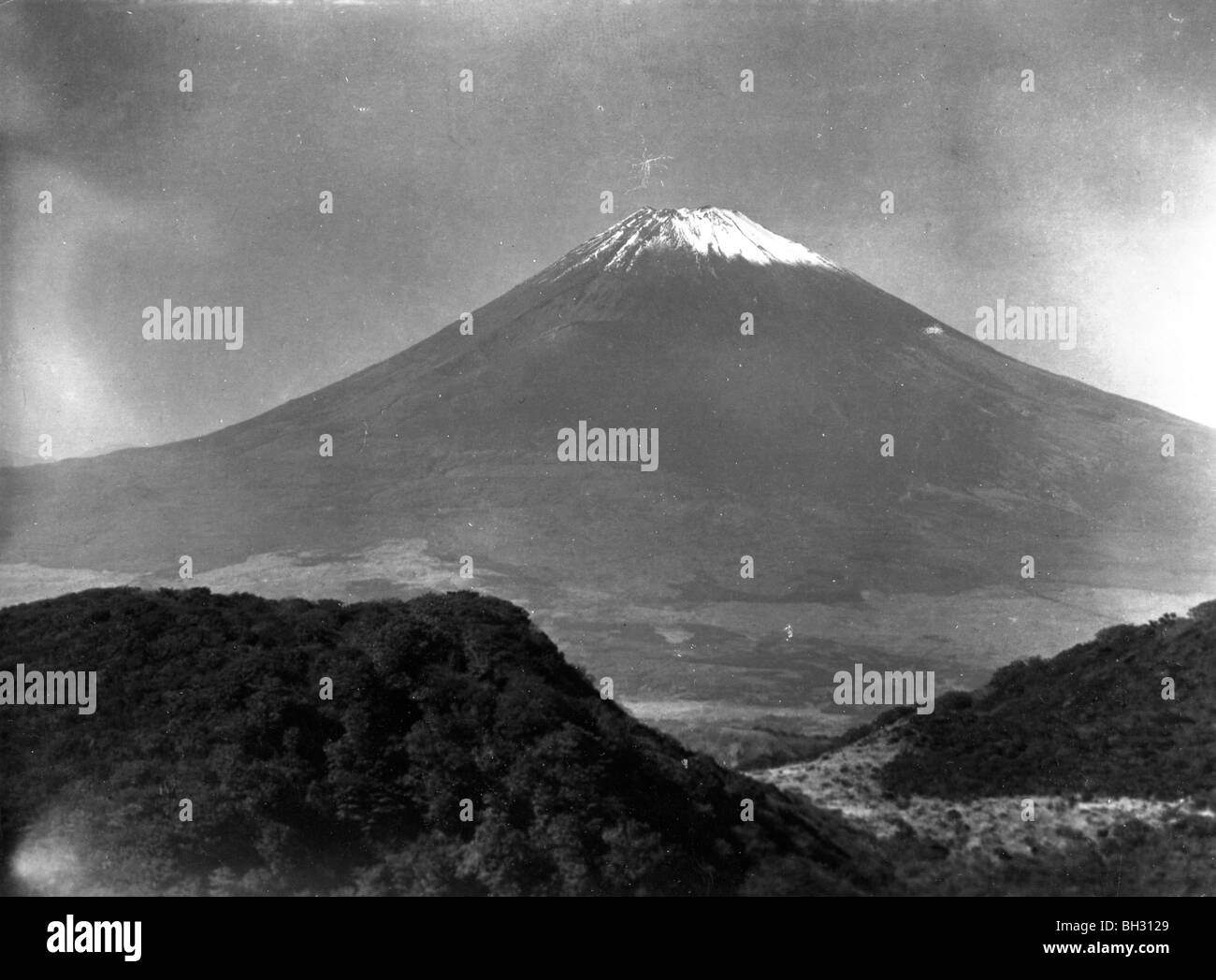 Mt. Fuji gesehen von einem Flugzeug während nach dem zweiten Weltkrieg Japan während der amerikanischen Besatzung. Stockfoto