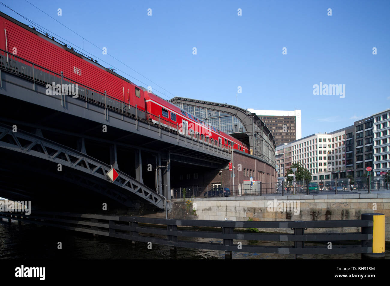 S-Bahn zum Bahnhof Friedrichstraße, Berlin, Deutschland Stockfoto