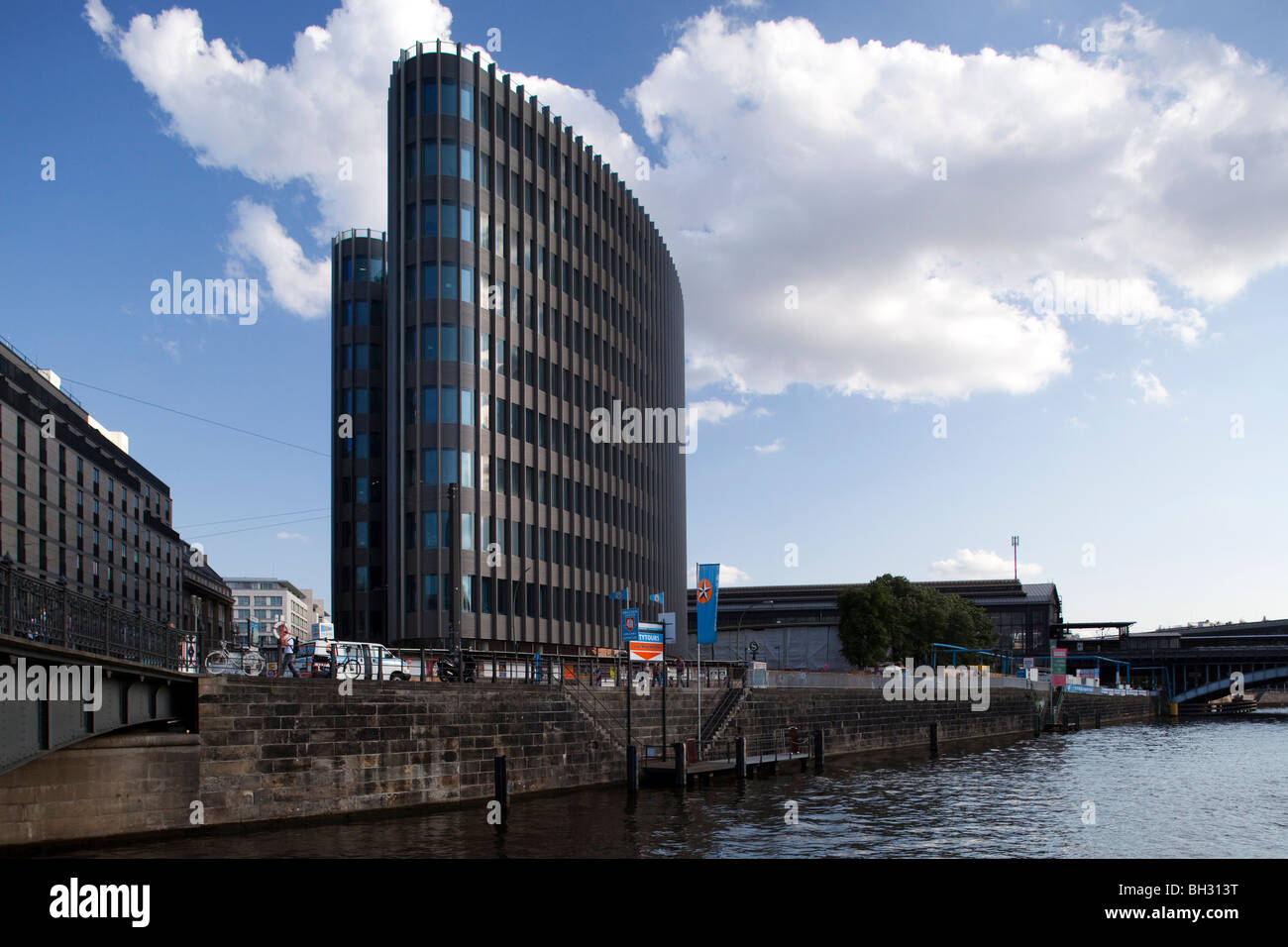Modernes Gebäude durch Weidendammer Brücke, Berlin, Deutschland Stockfoto