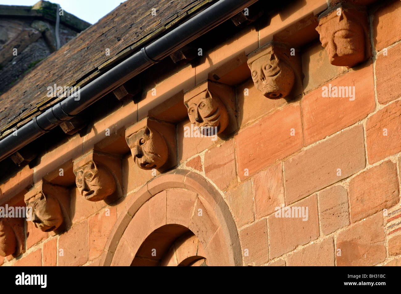 Geschnitzte Köpfe auf der Südseite des St. John the Baptist Church, Berkswell, West Midlands, England, UK Stockfoto