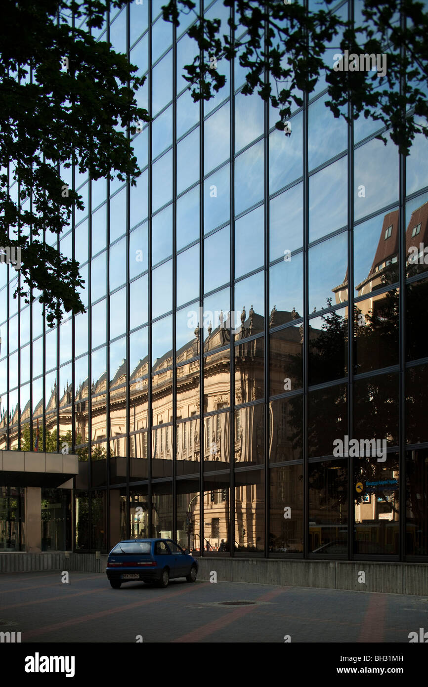 19. Jahrhundert spiegelt sich Gebäude auf einem zeitgenössischen Glasbau, Friedrichstraße, Berlin, Deutschland Stockfoto