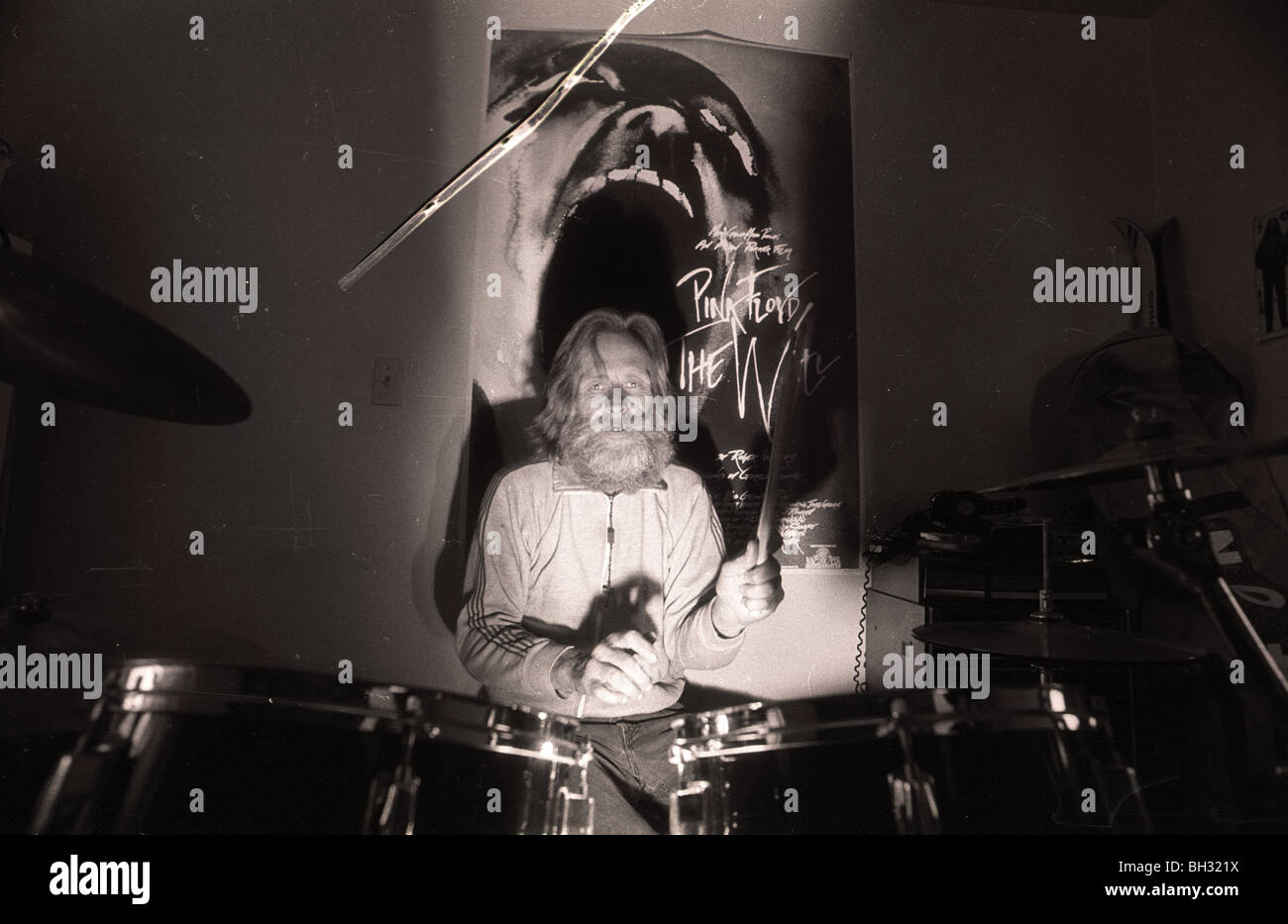 1960er Jahren Rockmusiker, die Skip Spene der Bands Moby Grape und Jefferson Airplane Schlagzeug bei der Fidschi Brüderlichkeit zu Hause spielt. Stockfoto